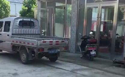 展廳門口，二次構(gòu)造柱泵準備裝車ing